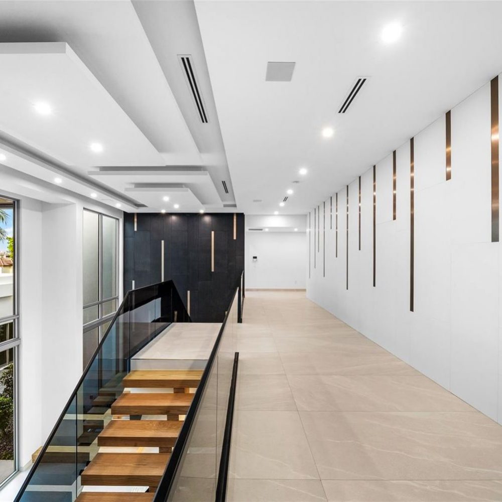 Sophisticated Accent Walls for Timeless Florida Elegance